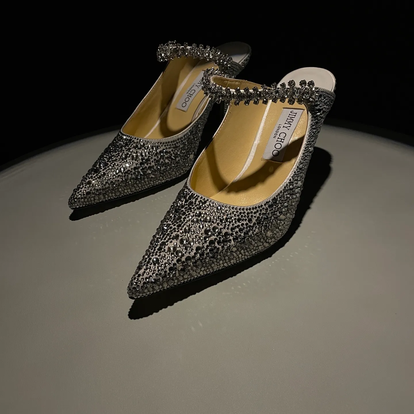 💕💕Factory direct selling price p680💕💕Jimmy Choo/Jimmy Choo classic diamond chain, pointed toe high-heeled slippers, crystal slippers, superb crystal slippers, so beautiful that you can’t take your eyes away. The shape of the shoes is very delicate, not too narrow and long, and the internal space is enough to allow the toes to relax enough. The rhinestones outline a charming arc on the instep, which is simply beautiful. It has a 360-degree surrounding fairy atmosphere, gorgeous but not exaggerated! ! The fabric is made of original customized material. The lining and toes are made of imported sheepskin. Customized A-grade Italian cowhide genuine leather sole. Heel height: 6.5cm 8.5cm Size: 35-39 (34/40/41/42/43 customized)